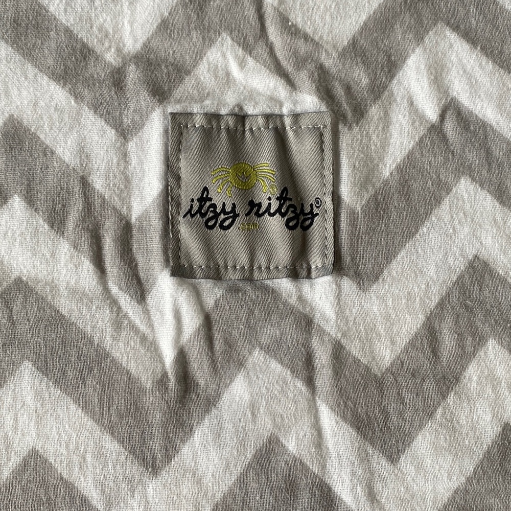Itzy Ritzy reversible car seat cover